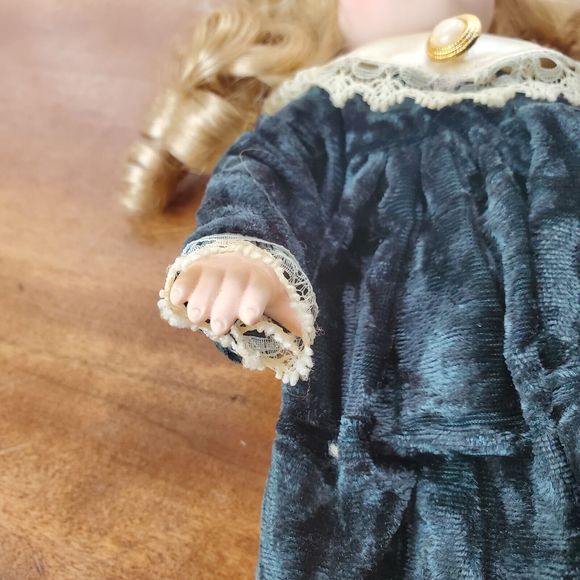 Soft Expressions Porcelain Collectible Doll Handcrafted Bisque Green Dress & Bow - Picture 8 of 12